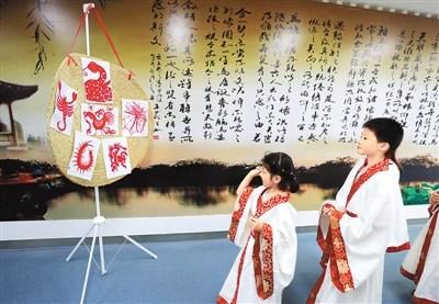 中國僑網(wǎng)圖為端午節(jié)當(dāng)日,在安徽省滁州市全椒縣國學(xué)大講堂上,,小學(xué)生體驗(yàn)民俗活動(dòng)“射五毒”,。 沈 果攝(新華社發(fā))
