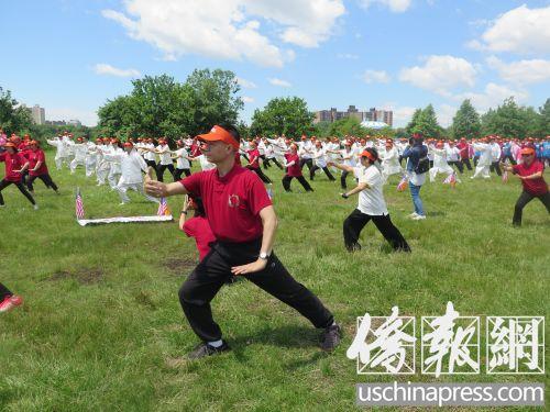 中國(guó)僑網(wǎng)“2017紐約太極健身氣功活動(dòng)日”3日在法拉盛草原可樂(lè)娜公園舉行,。(美國(guó)《僑報(bào)》/王伊琳 攝)