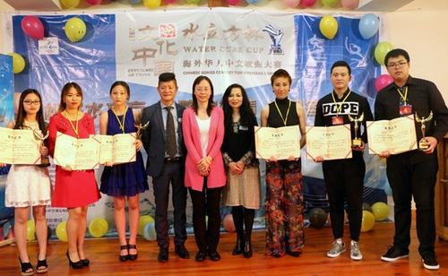 中國僑網(wǎng)兩組名列前三甲的選手合影留念,。記者任彥攝