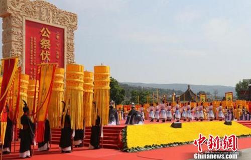 中國僑網(wǎng)資料圖,。2016年6月22日,,2016(丙申)年公祭中華人文始祖伏羲大典在甘肅天水市伏羲廟舉行,上萬人參加公祭大典活動,?!⒂裉摇z