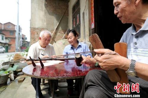 中國(guó)僑網(wǎng)民間老藝人在整理和收集“長(zhǎng)安文場(chǎng)”資料,?!∽T凱興 攝