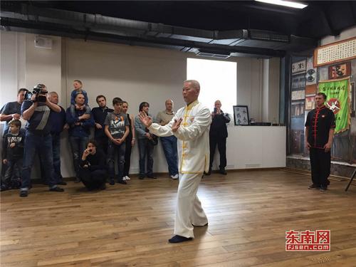 中國(guó)僑網(wǎng)翁公祠武術(shù)館館長(zhǎng)潘成廟展示白鶴拳拳法,。
