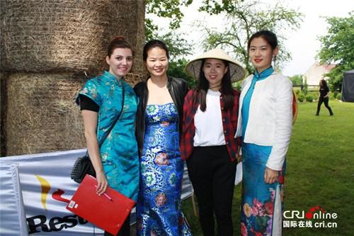 中國僑網身著中國傳統(tǒng)服裝的波蘭美女與孔院老師合影留念