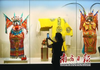中國僑網(wǎng)粵劇藝術(shù)博物館陳列展廳展示的各種戲服,。