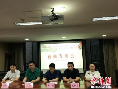 中國(guó)僑網(wǎng)圖為第二屆重慶非物質(zhì)文化遺產(chǎn)暨老字號(hào)博覽會(huì)新聞發(fā)布會(huì)現(xiàn)場(chǎng),?!√茥鳌z