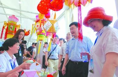 中國僑網(wǎng)6月10日,廣東省文化廳廳長方健宏(右二)等在佛山彩燈展示區(qū)了解相關(guān)情況,。許建梅 攝