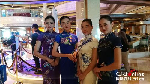 中國僑網(wǎng)模特展示旗袍