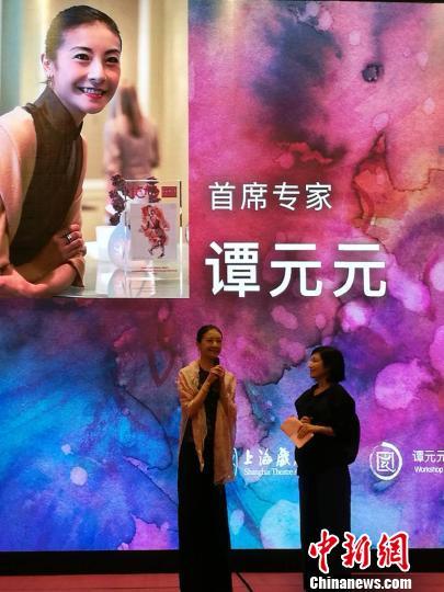 中國僑網(wǎng) 著名芭蕾藝術(shù)家,、舊金山芭蕾舞團(tuán)首席舞者譚元元上海首發(fā)其新書《足尖上的藝術(shù)——世界芭蕾名團(tuán)巡禮》,。陳靜 攝