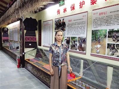 中國僑網(wǎng)符林早在黎族傳統(tǒng)紡染織繡技藝傳承館。羅安明 翻拍
