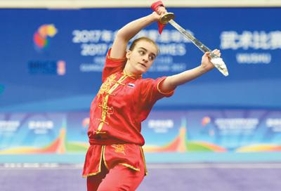 中國(guó)僑網(wǎng)19日,,俄羅斯隊(duì)選手桑德拉·康斯坦丁諾娃在女子刀術(shù)比賽中,。 新華社記者 梁旭 攝