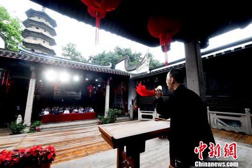 中國僑網(wǎng) 6月21日,,恰逢中國傳統(tǒng)節(jié)氣中的夏至。于福州烏塔會館上演的國家級非物質(zhì)文化遺產(chǎn)——福州評話和伬藝專場表演,,拉開2017“文化福州?藝術(shù)閩都‘宜夏’榕城文化藝術(shù)季”序幕,。 記者劉可耕 攝