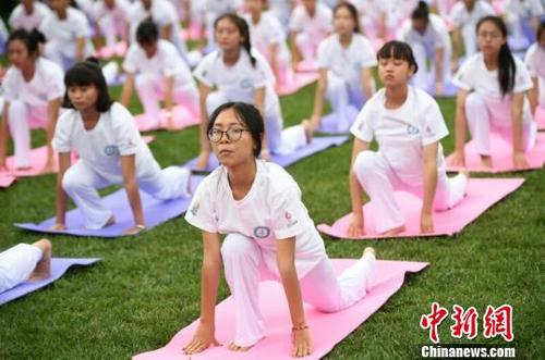 中國僑網(wǎng)圖為昆明·中印瑜伽節(jié)開幕現(xiàn)場(chǎng),,千人瑜伽展演 李進(jìn)紅 攝