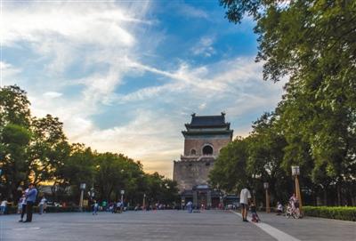 中國(guó)僑網(wǎng)6月14日,北京鐘樓。市民,、游客在鐘鼓樓文化廣場(chǎng)上休閑,、游玩。新京報(bào)記者 李強(qiáng) 攝
