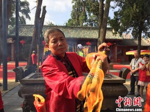 中國僑網(wǎng)民眾代表祭祀上香,?!〈蘖铡z