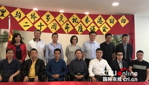 中國(guó)僑網(wǎng)發(fā)言代表在座談會(huì)后合影