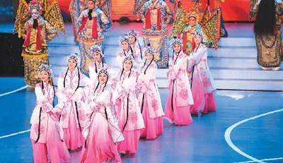 中國(guó)僑網(wǎng)圖為演員們?cè)陂_幕式上表演節(jié)目,。 新華社記者 薛玉斌攝
