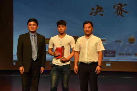 中國僑網嘉賓為青少年組冠軍頒獎。(西班牙《歐華報》)