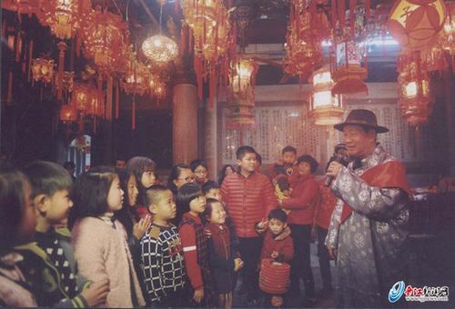 中國(guó)僑網(wǎng)蔡尤資在向兒童傳承童謠《數(shù)宮燈》