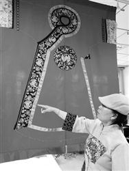 中國僑網(wǎng)張立新講解如何修復滿族刺繡服飾,。