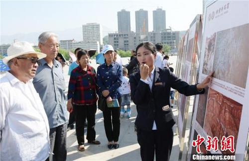 中國僑網圖為甘肅炳靈寺文物保護研究所給民眾講解炳靈寺石窟歷史文化及保護條例?!∈酚袞| 攝