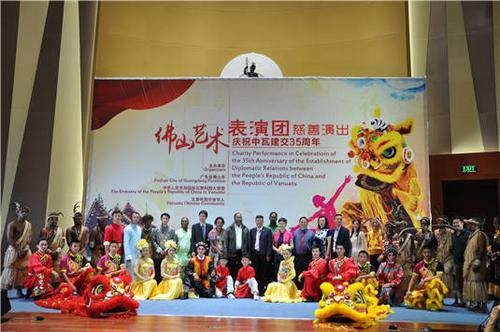 中國僑網(wǎng)瓦努阿圖總理薩爾維觀演后與演職員合影,。/通訊員供圖