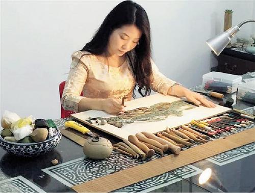 中國(guó)僑網(wǎng)浙工職老師鄭央凡創(chuàng)作甌塑作品。