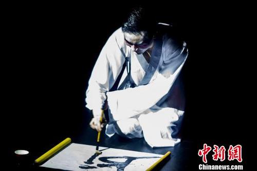 中國僑網(wǎng) 一個頗具“中國風(fēng)”的《哈姆雷特》日前在英國上演,。來自北京的戲劇演員辛阱宇,,用莎士比亞古典英文結(jié)合中國元素,演繹莎翁經(jīng)典,?!≡尽z