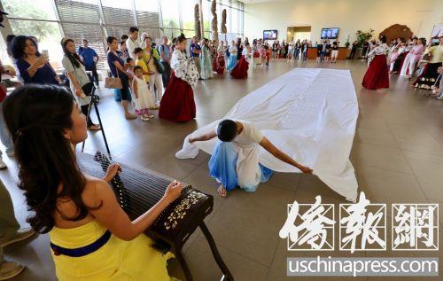 中國(guó)僑網(wǎng)中國(guó)文化日活動(dòng)現(xiàn)場(chǎng)表演的即興式舞蹈,。(美國(guó)《僑報(bào)》/邱晨 攝)