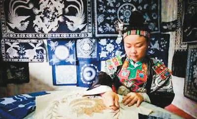 中國僑網(wǎng)圖片說明:苗族蠟染技藝富含民族特色與生態(tài)價值。