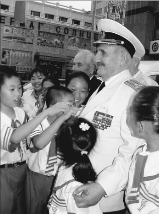 中國僑網(wǎng)孩子們和俄羅斯老兵在一起,。(呂永超 李雅文)