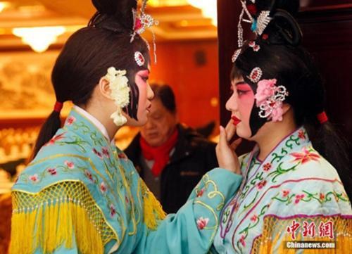 中國僑網(wǎng)資料圖:京劇演員扮相十分精致。中新社記者 宋吉河 攝