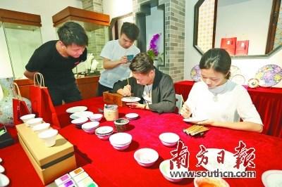 中國僑網(wǎng)青年廣彩藝人現(xiàn)場展示廣彩技藝,。
