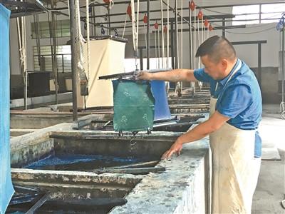 中國僑網(wǎng)哀警衛(wèi)展示手工染布,。