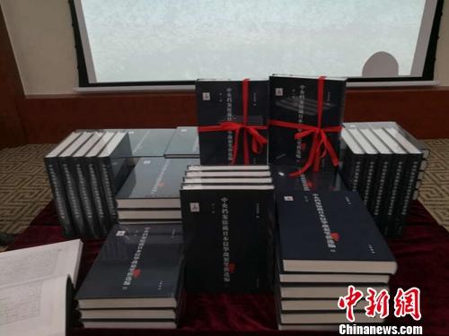 中國(guó)僑網(wǎng)發(fā)布會(huì)暨贈(zèng)書儀式現(xiàn)場(chǎng)擺放的《中央檔案館藏日本侵華戰(zhàn)犯筆供選編》(第二輯),。上官云 攝