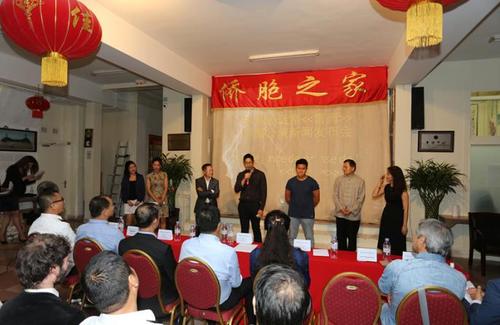 中國僑網(wǎng)劇中主要演員亮相發(fā)布會(huì),。(法國《歐洲時(shí)報(bào)》/黃冠杰 攝)