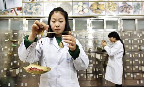 中國僑網(wǎng)資料圖:2016年12月21日,在河北涉縣中醫(yī)院中藥房內(nèi),,工作人員忙著為顧客配制冬季進(jìn)補(bǔ)類中草藥,。 新華社記者 王曉 攝