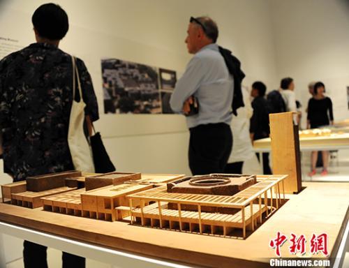 中國僑網(wǎng)當(dāng)?shù)貢r間7月21日晚,,中德建交45周年系列文化活動之“此時此地:成都——劉家琨精選作品展”在德國柏林Aedes建筑論壇開幕,。圖為觀眾參觀當(dāng)天展出的著名建筑師劉家琨主持設(shè)計的作品。中新社記者 彭大偉 攝