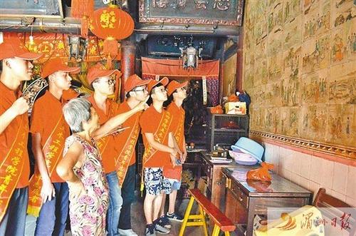 中國僑網(wǎng)圖為當(dāng)?shù)乩先讼驅(qū)嵺`隊成員介紹媽祖壁畫,。