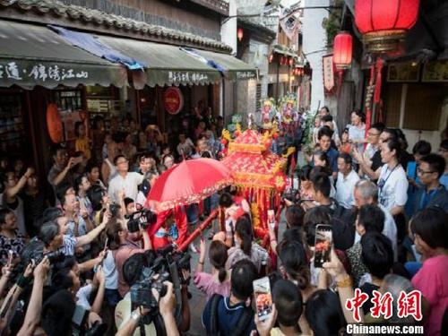 中國僑網眾人圍觀“傳統(tǒng)婚禮”的舉行 謝丹 攝