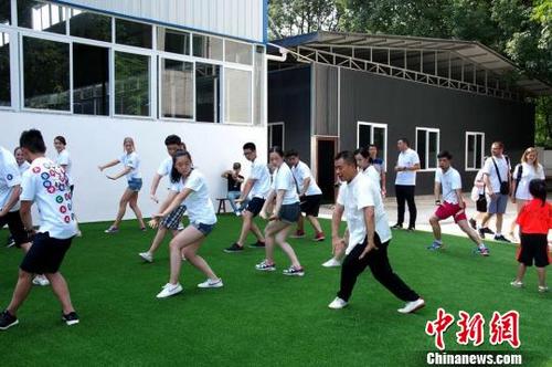 中國僑網(wǎng)海外青少年學(xué)習(xí)峨眉武術(shù)拳法,?!£惪∠z