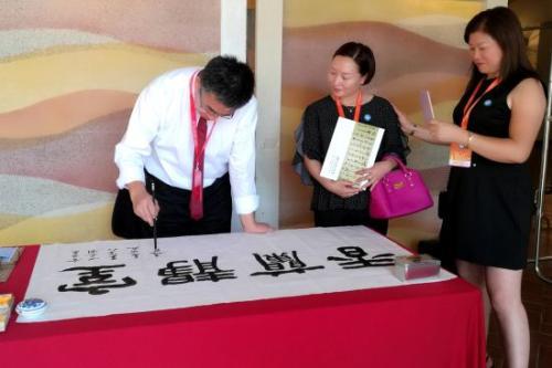 中國(guó)僑網(wǎng)中國(guó)書(shū)法家趙蘭泉為僑胞現(xiàn)場(chǎng)表演書(shū)法藝術(shù)。(意大利歐聯(lián)通訊社)
