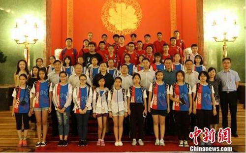 中國僑網(wǎng)當(dāng)?shù)貢r(shí)間31日,中國公安部英烈子女代表團(tuán)到訪中國駐俄羅斯大使館并與使館公使張霄等人合影。 王修君 攝