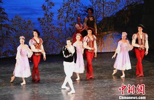 中國僑網(wǎng)圖為芭蕾舞劇《天鵝湖》第一幕,。王子扮演者為馬林斯基劇院首席舞者達(dá)尼拉·科爾松采夫(圖中),?!」⒌さ?攝