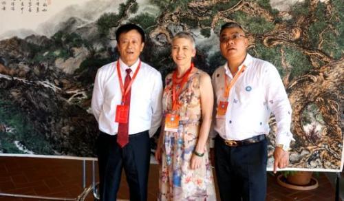 中國僑網(wǎng)歐陽德康(左一)和意大利前國家眾議院議長,、意大利北方聯(lián)盟黨主要負責人艾琳·皮維蒂(Irene Pevetti)合影,。(意大利歐聯(lián)通訊社)