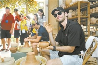 中國僑網“洋學霸”與青瓷的第一次親密接觸,。(王燁江 攝)