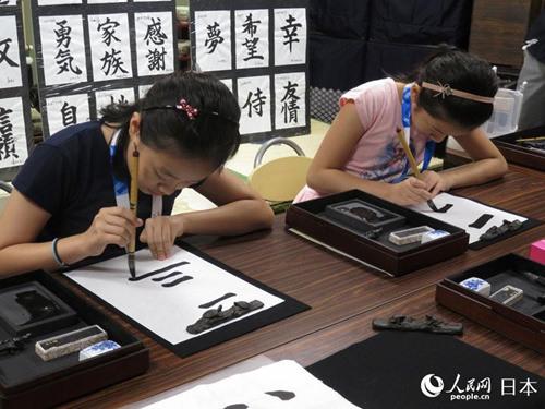 中國僑網(wǎng)兩名來自中國的學(xué)生現(xiàn)場寫作