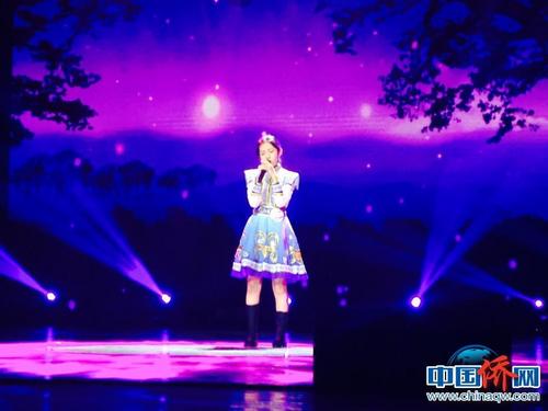 中國僑網(wǎng)多倫多選手郝玉杰妝容精致、服飾精美,,一曲輕揚(yáng)悠遠(yuǎn)的《烏蘭巴托的夜》獲得銅獎(jiǎng),。中國僑網(wǎng)記者周欣嬡 攝