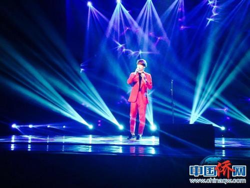 中國僑網(wǎng)韓國選手李河坪演唱《慢慢》,評委評價其情感細(xì)膩,,哀而不傷,。中國僑網(wǎng)記者周欣嬡 攝