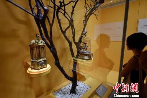 中國僑網(wǎng)圖為展館內(nèi)展出的法國19世紀木制金漆圓鳥音籠表,?!蚊鳌z