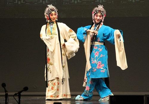 中國(guó)僑網(wǎng)資料圖:在英國(guó)蘇格蘭首府愛(ài)丁堡,,湖北省京劇院演員表演《白蛇傳·游湖》,。新華社記者郭春菊攝